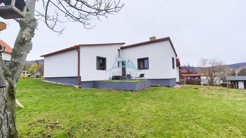 Ein Einfamilienhaus in der Vinohradnícka-Straße in Veľký Krtíš mit einem weitläufigen Garten und einer Terrasse.