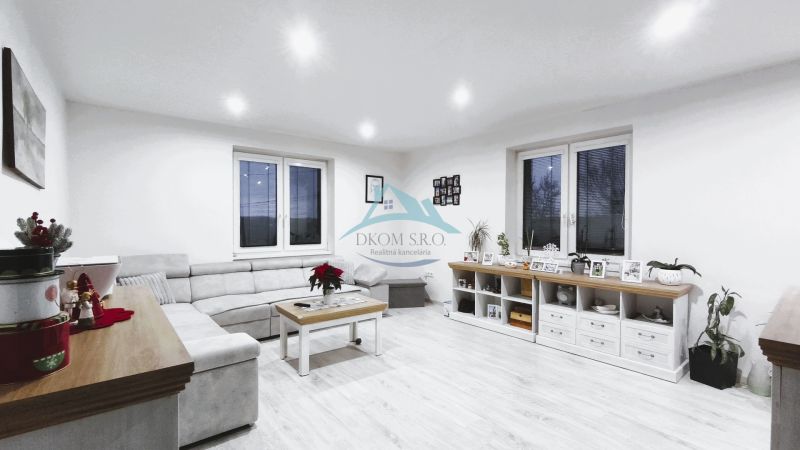 Wohnzimmer in einem Einfamilienhaus mit Holzboden und modernen Möbeln.