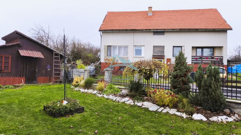 Einfamilienhaus in Veľký Krtíš mit Garten und Holzunterstand.