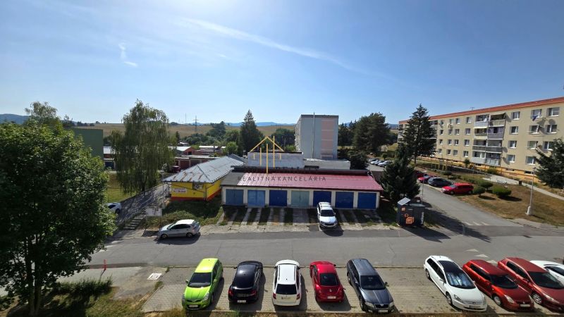 Blick auf die Nemčianska-Straße in Banská Bystrica mit Gebäuden und Parkplatz.