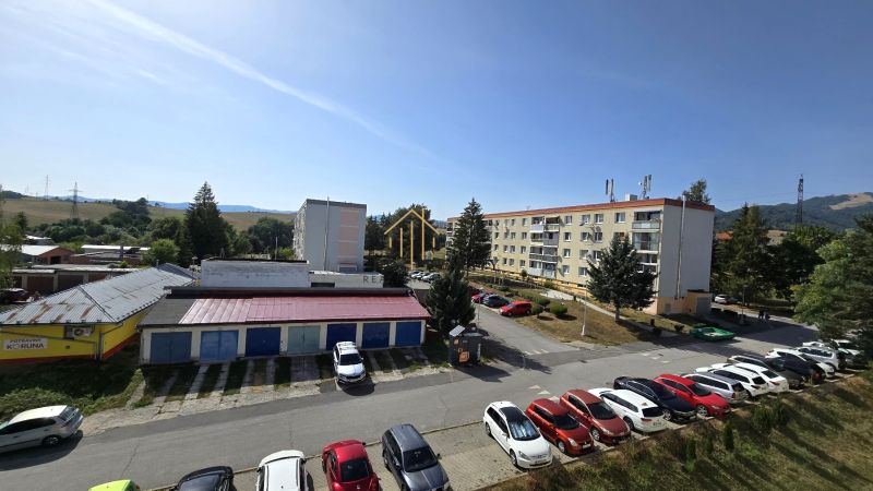 Blick auf Plattenbauten und einen Parkplatz an der Nemčianska-Straße in Banská Bystrica.
