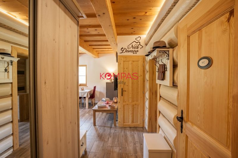 Innenraum eines Einfamilienhauses mit Holzelementen und einem Boden mit Holzdekor.