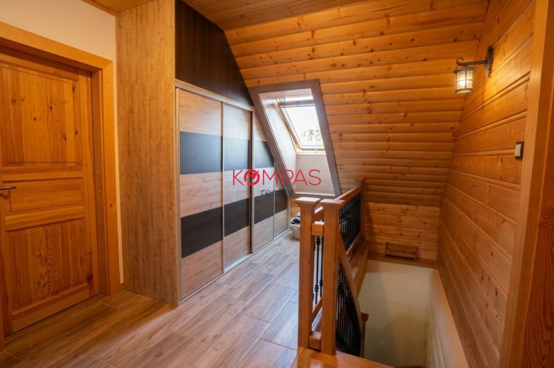 Dachbodenflur mit Holzverkleidung und Holzboden in einem Einfamilienhaus.