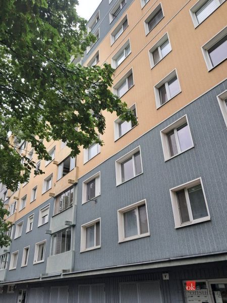 Ein Wohnhaus in der Hauptstraße in Stupava, mit Bäumen im Vordergrund.