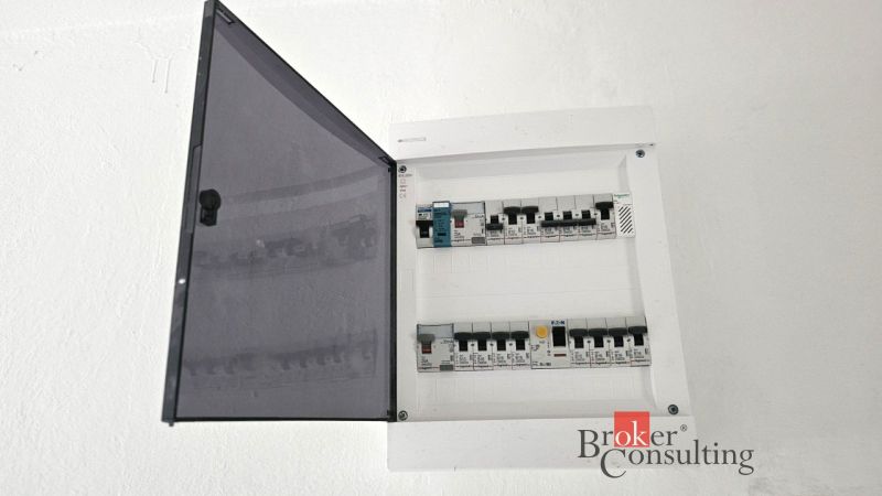Ein elektrischer Verteilerkasten in einer 4-Zimmer-Wohnung mit offenen Sicherungen.