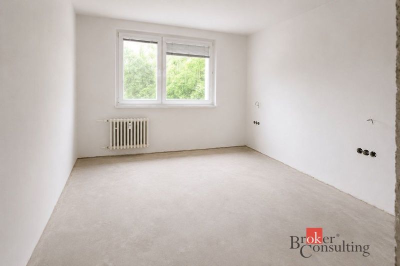 Küche in einer 4-Zimmer-Wohnung mit Holzboden und großem Fenster.