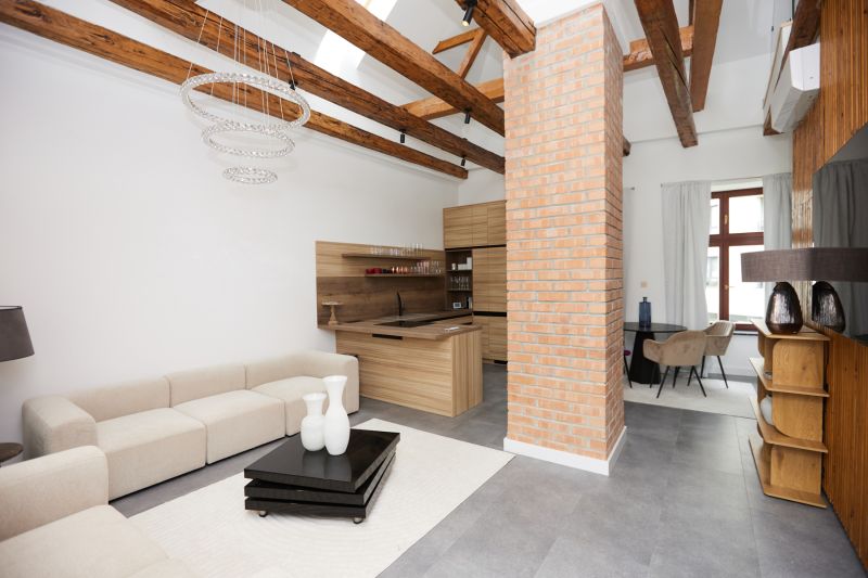 Wohnzimmer in einer 3-Zimmer-Wohnung mit Ziegelwand und Boden in Holzoptik.