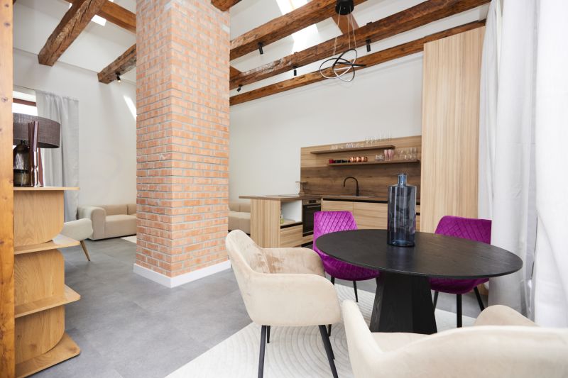 Ein stilvolles Wohnzimmer in einer 3-Zimmer-Wohnung mit einer Ziegelsäule und Holzbalken.