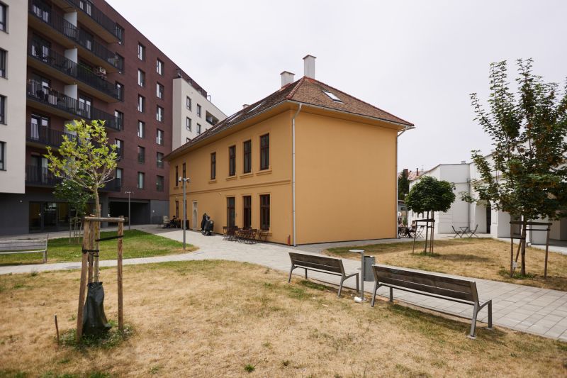 Ein renoviertes Gebäude mit Hof und Bänken in der Továrenská-Straße in Košice, Stadtteil Staré Mesto.