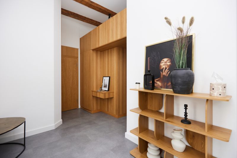 Innenraum einer 3-Zimmer-Wohnung mit Holzelementen und eleganten Accessoires.