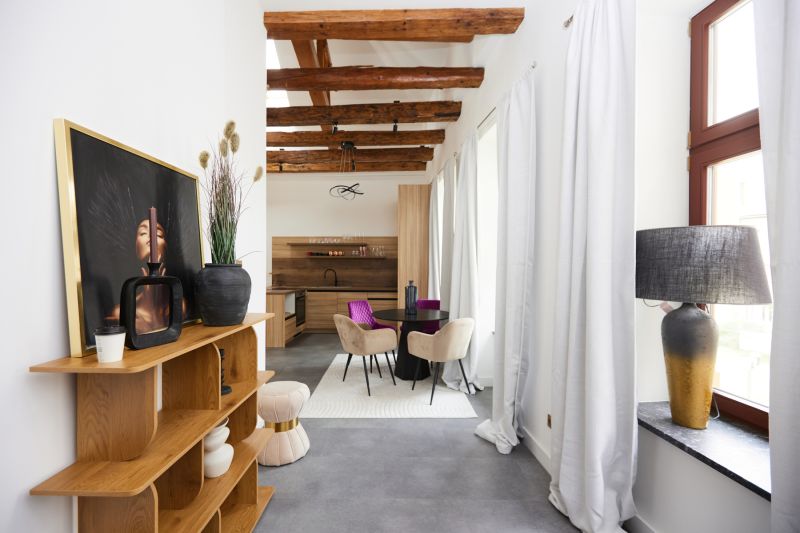 Wohnbereich einer 3-Zimmer-Wohnung mit Holzbalken und dekorativen Möbeln.