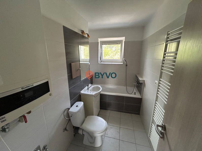 Badezimmer in einer 3-Zimmer-Wohnung mit Badewanne, Waschbecken, Toilette und Handtuchheizkörper.