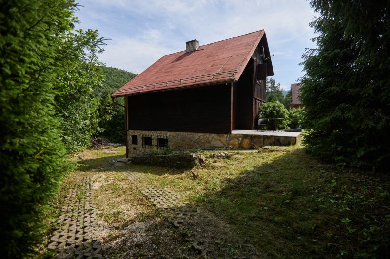 Das Haus in der Straße Rovná 61 in Jaklovce, umgeben von Grün und Bäumen.