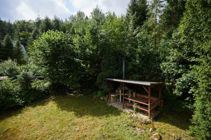 Garten bei der Hütte in Jaklovce auf Rovná 61 mit Pavillon und umliegendem Grün.