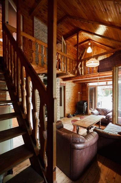 Gemütliche Hütte mit Holzeinrichtung und Ledersofas schafft eine angenehme Atmosphäre.