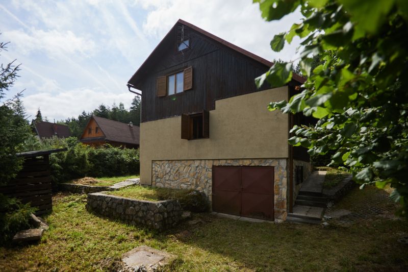 Hütte auf Rovné 61 in Jaklovce, umgeben von Grün und Waldumgebung.