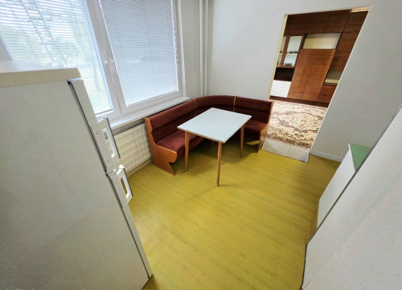 Küche in einer 3-Zimmer-Wohnung mit Eckbank und Tisch.