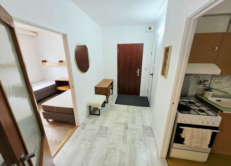 Eingangsbereich einer 3-Zimmer-Wohnung mit Küchenzeile und Blick ins Schlafzimmer.