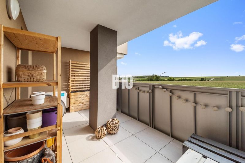 Balkon in einer 4-Zimmer-Wohnung in Nitra mit Blick auf die umliegende Landschaft.