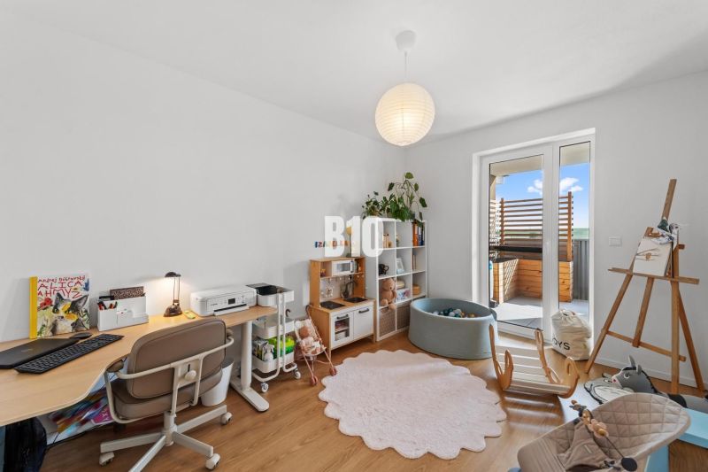 Kinderzimmer in einer 4-Zimmer-Wohnung mit Holzboden und Spielecke.