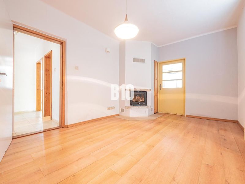 Innenraum eines Einfamilienhauses mit Holzboden und Kamin.
