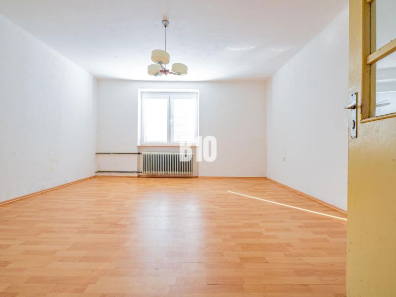 Innenraum eines Einfamilienhauses mit Holzboden und weißen Wänden.