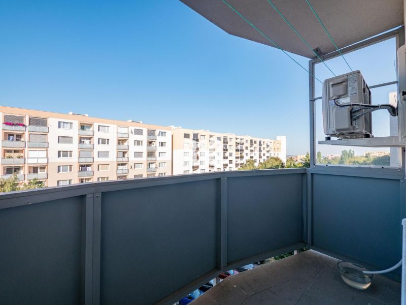 Blick vom Balkon einer Einzimmerwohnung in Nitra auf die umliegenden Plattenbauten.