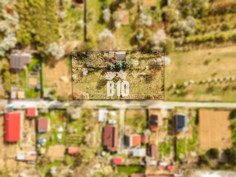 Luftaufnahme von Wohnbaugrundstücken im Bezirk Nitra mit sichtbarem Grundstück, das mit B10 gekennzeichnet ist.