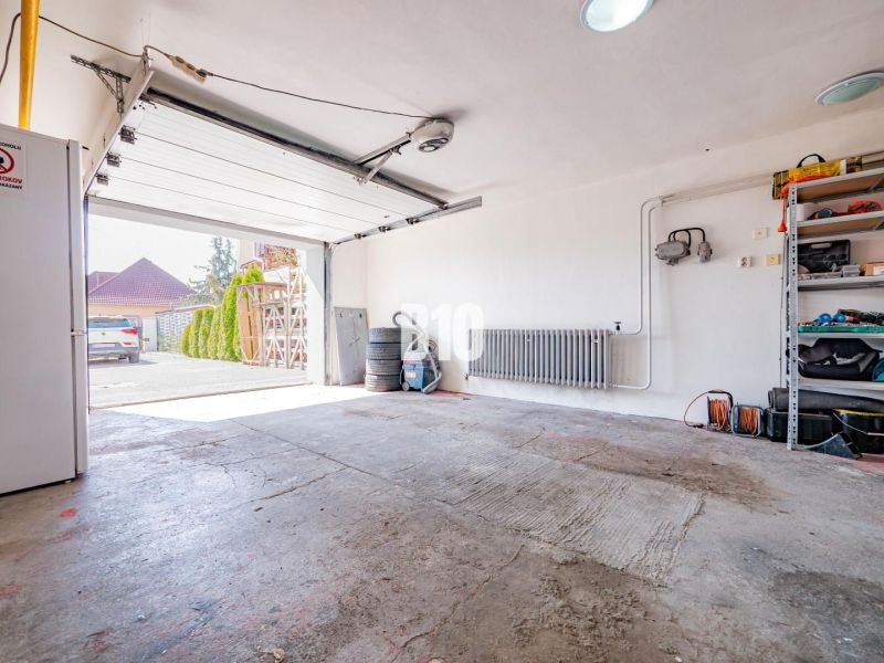 Garage eines Einfamilienhauses in Nitra mit Werkzeugen und offenen Toren.