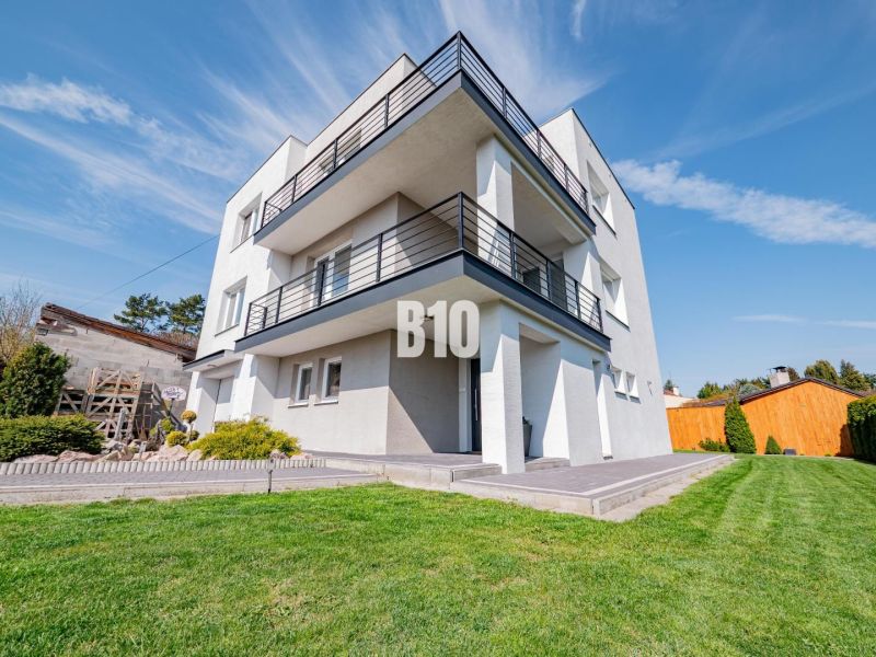 Ein Einfamilienhaus in Nitra mit einem großen grünen Garten und geräumigen Balkonen.