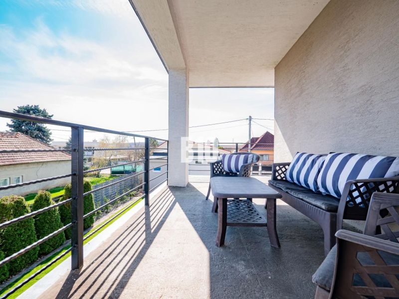 Der Balkon eines Einfamilienhauses in Nitra mit Gartenmöbeln und Blick auf die Umgebung.