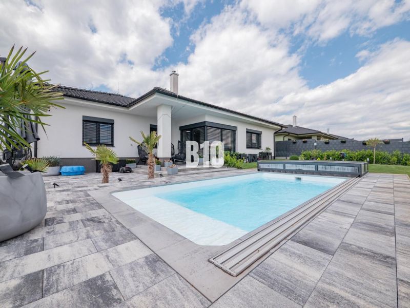 Einfamilienhaus in Nitra mit Garten, Pool und Terrasse.