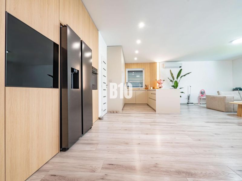 Geräumiges Wohnzimmer mit Holzdekorboden in einem Einfamilienhaus.