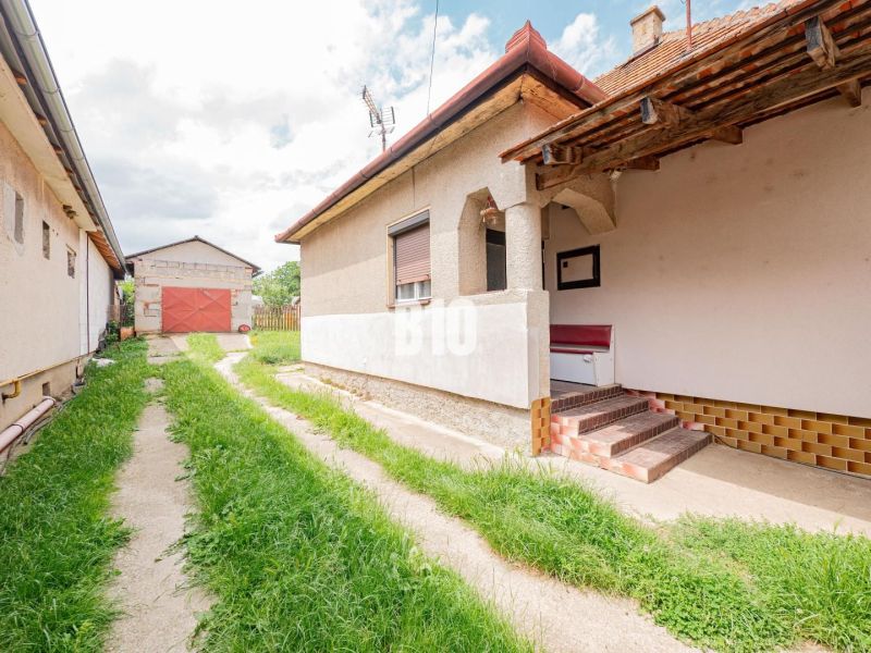 Ein Einfamilienhaus in Nitra mit einem Nebengebäude und einem kleinen Hof.