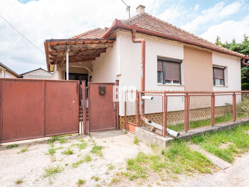 Ein Einfamilienhaus in Nitra mit einem Blechzaun und einem Schrägdach.