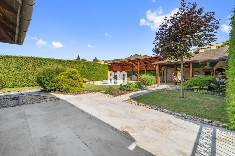 Ein Einfamilienhaus in Nitra mit einem charmanten Garten, einem Pavillon und einem Pool im Außenbereich.