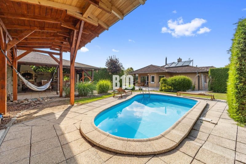 Ein Einfamilienhaus in Nitra mit Pool, Terrasse und Pavillon im Garten.