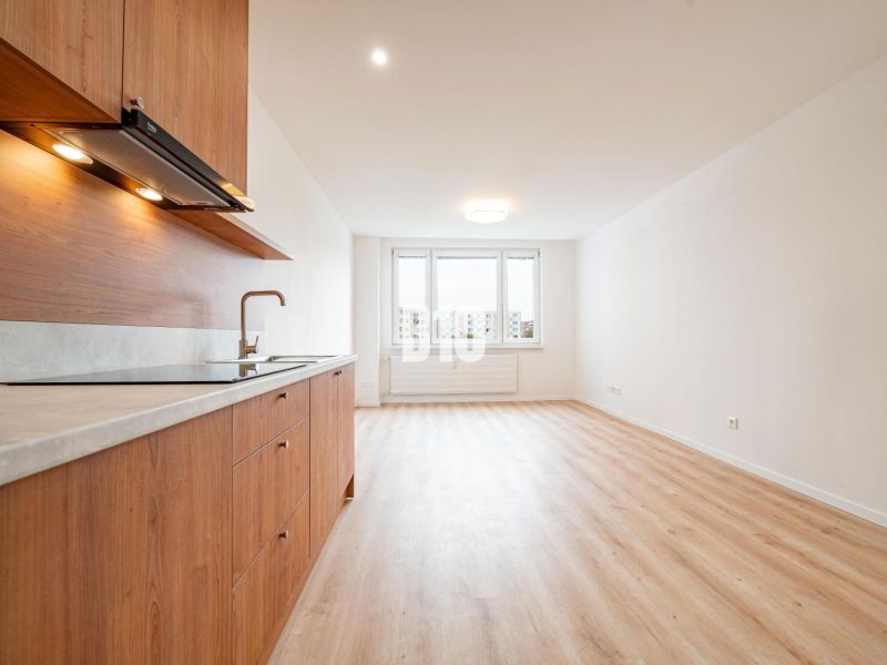Küche in einer 3-Zimmer-Wohnung mit Holzboden, minimalistisches Design.