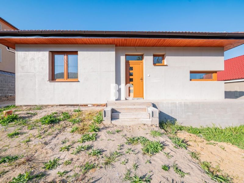 Ein Einfamilienhaus in Nitra mit einer hellen Fassade und Eingangsstufen.