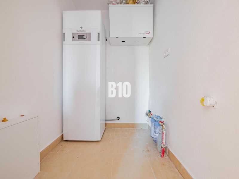 Technikraum mit Ausstattung in einem Einfamilienhaus, enthält moderne Technologien für effizientes Heizen.
