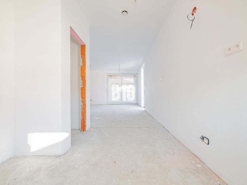 Ein praktischer Blick ins Innere eines Einfamilienhauses mit Zementboden und Schaltschrankausstattung.