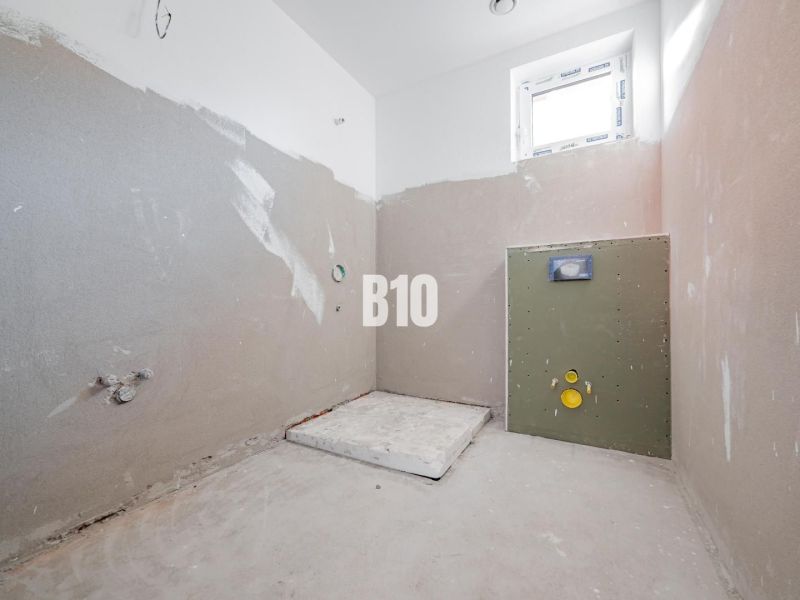 Badezimmer im Bau in einem Einfamilienhaus, bereit zur Installation in Nitra.