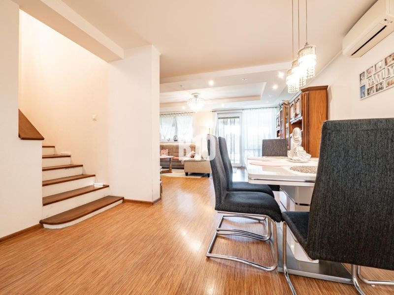 Essbereich mit Holzboden und Treppe in einem Einfamilienhaus.