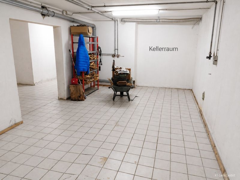 Kellerraum mit Fliesen, Regal und Jacke im Einfamilienhaus.