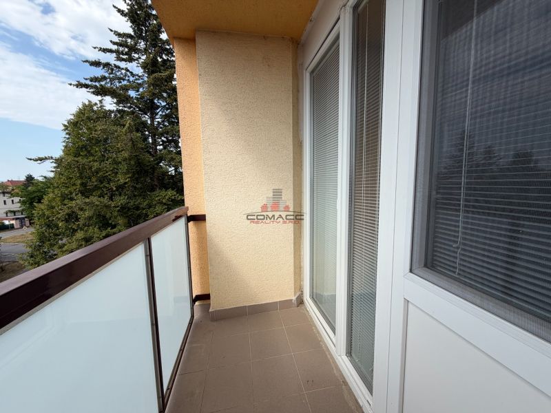 Balkon einer 3-Zimmer-Wohnung in der Vážská-Straße in Piešťany mit Blick auf das Grün.