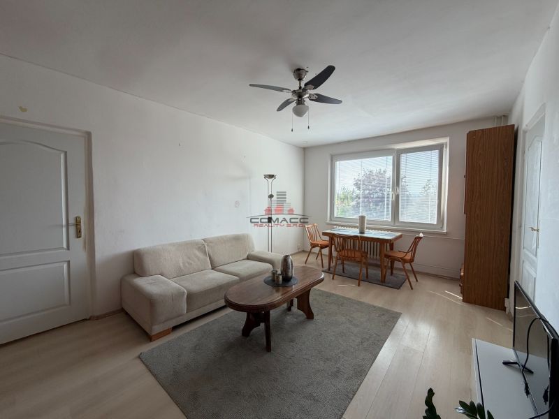 Wohnzimmer in einer 3-Zimmer-Wohnung mit Holzboden und Esstisch.