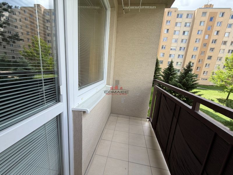 Der Balkon einer 3-Zimmer-Wohnung in der Adama Trajana Straße in Piešťany mit Blick auf das Grün.