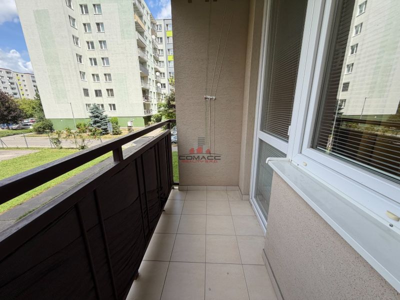 Balkon einer 3-Zimmer-Wohnung in der Adama Trajana Straße in Piešťany mit Blick auf die Umgebung.
