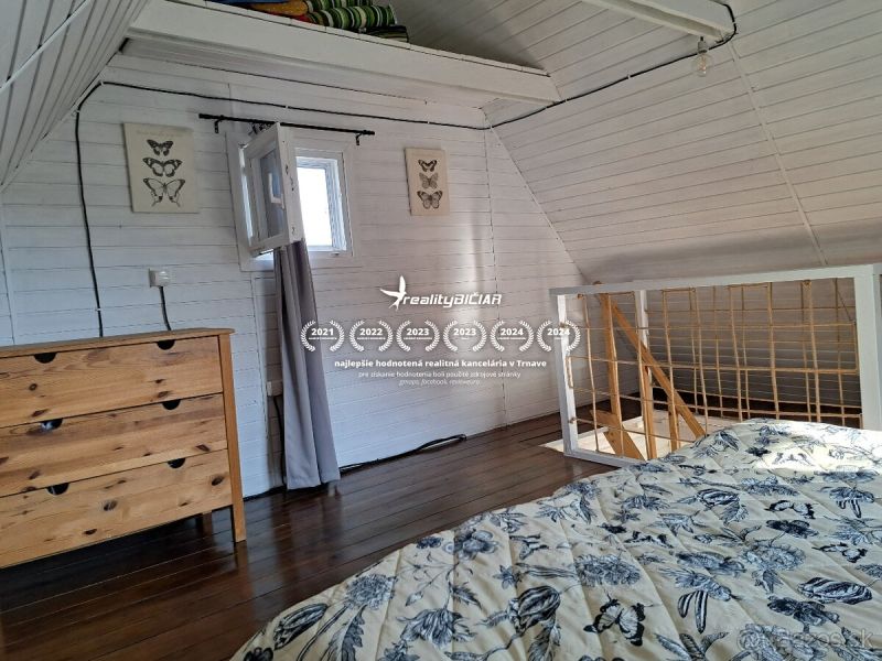 Das Innere der Hütte mit einem Bett und einem Schrank, der Boden mit Holzdekor.