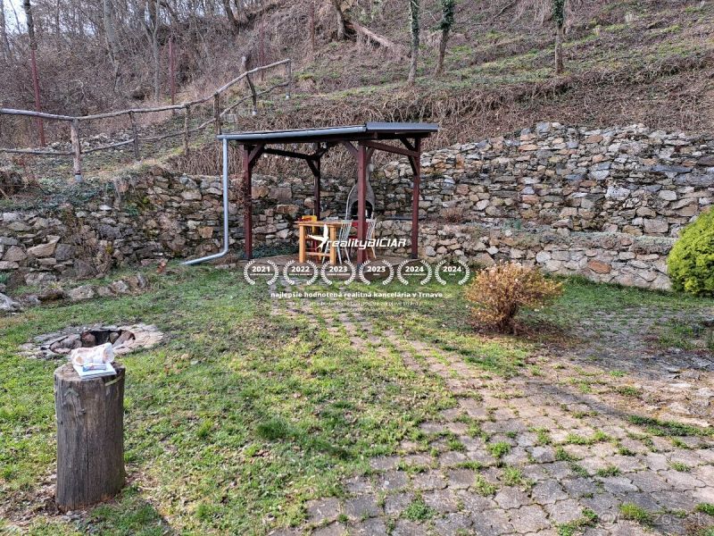 Überdachte Terrasse im Garten bei der Hütte in Dolné Orešany, Dolné Orešany.